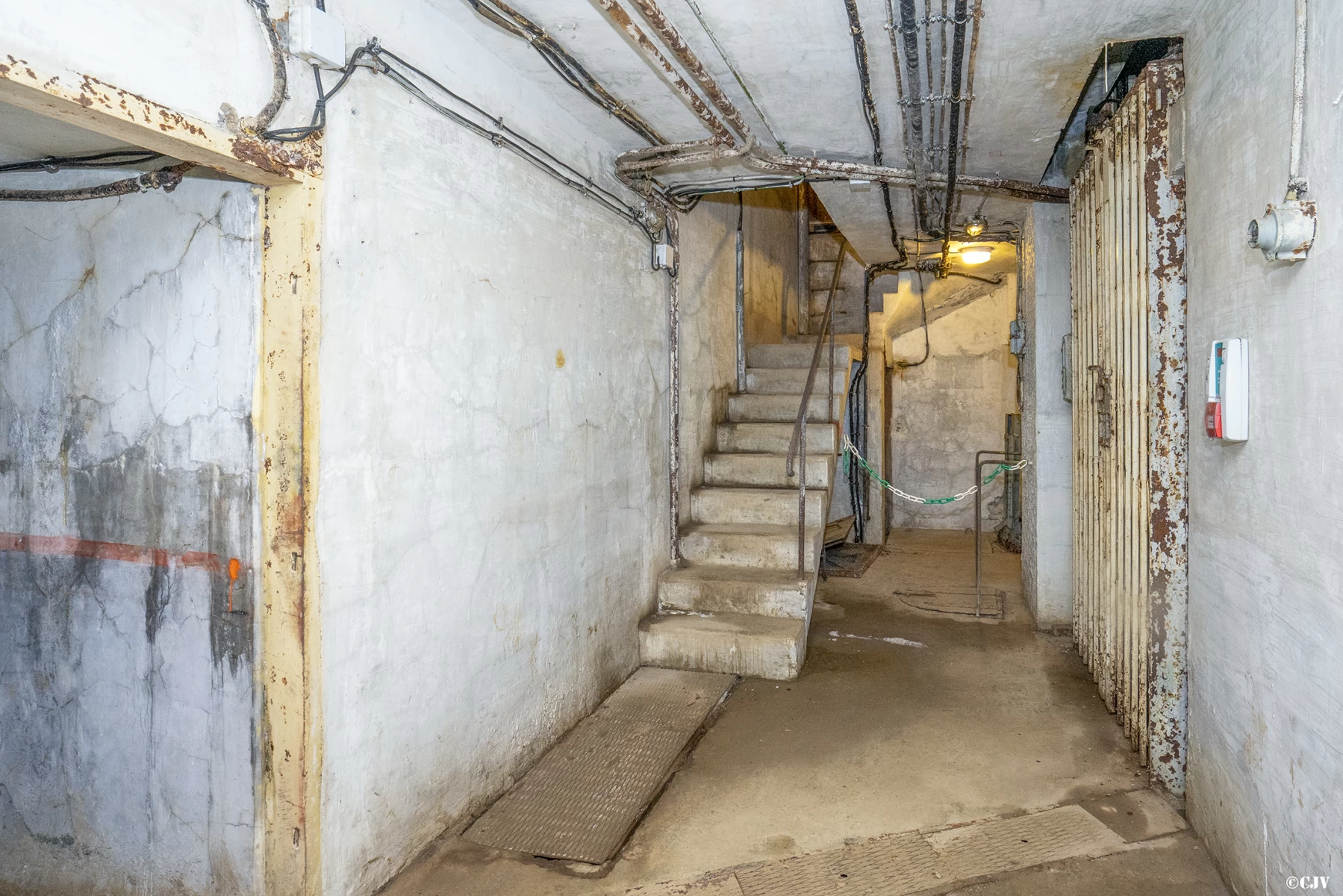 Ligne Maginot - ROCHE LA CROIX (RLC) - (Ouvrage d'artillerie) - Bloc 5
Étage inférieur
L'escalier d'accès au bloc avec l’échelle de l'issue de secours
La trappe au milieu donne accès à la galerie vers bloc 6
Mortiers de 75 Mle 1931: mortier de gauche - Lia VERMEULEN
