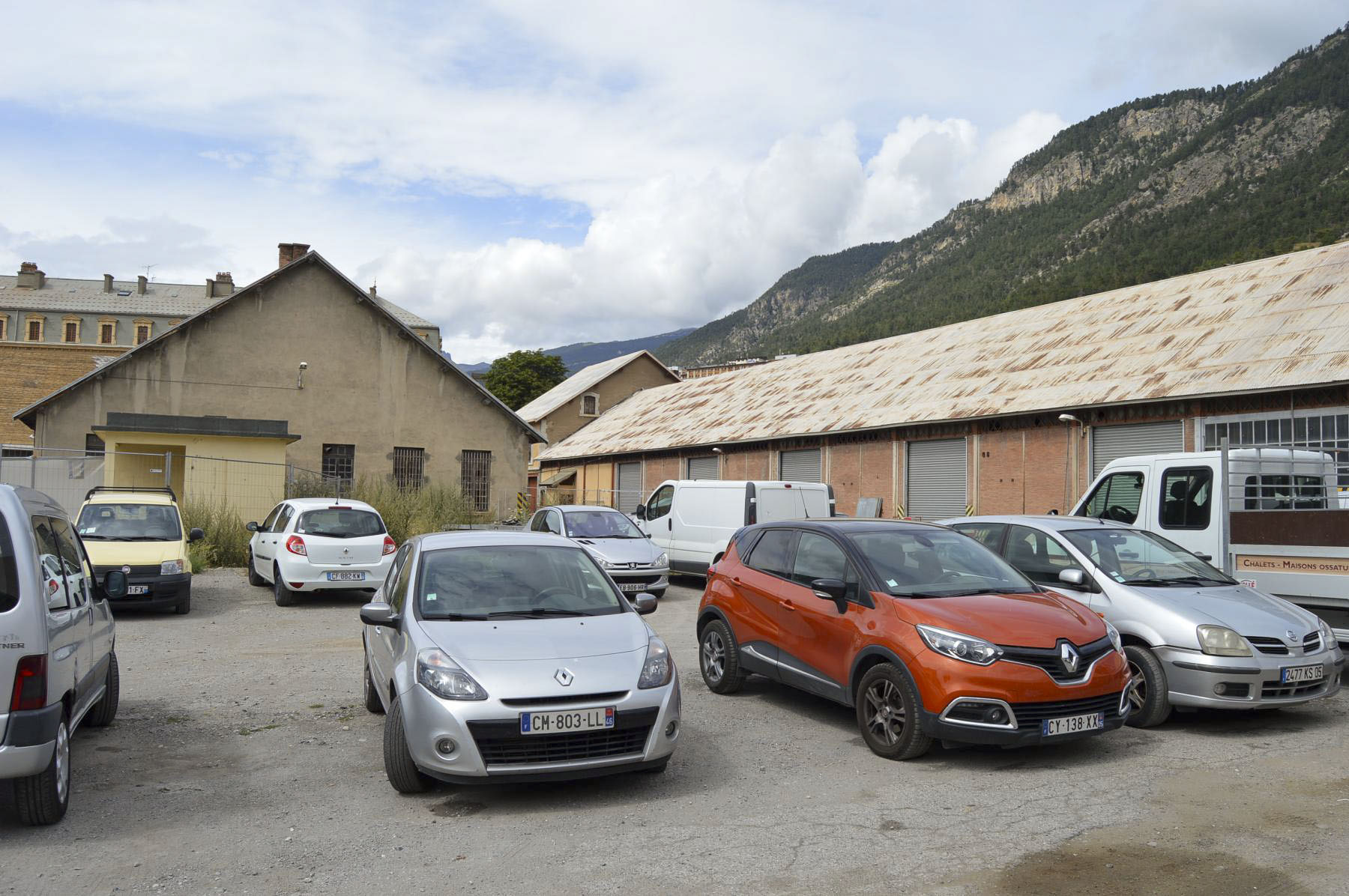 Ligne Maginot - SAINTE CATHERINE (ARSENAL) - (Dépôt de Munitions) - Arsenal
À gauche hangar atelier (u), à droite hangar au matériel (i) et magasin (h) - PRASIL Michal