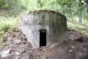 Ligne Maginot - ABRIES P2 - (Blockhaus pour arme infanterie) - Face avant.
Créneau