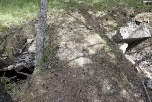 Ligne Maginot - FORT QUEYRAS 5 - (Abri) - Les deux entrées. A droite écroulée, à gauche à peine mieux