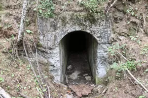 Ligne Maginot - LA RUA 7 - (Abri) - Entrée située face à l'attaque.