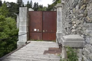 Ligne Maginot - BATTERIE DES CAURRES - (Position d'artillerie préparée) - Entrée Sud avec son pont roulant à effacement 