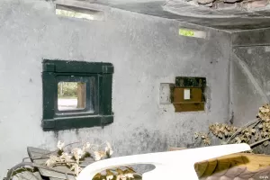 Ligne Maginot - CHAMP FELEZE - (Stand de tir) - L'intérieur
Créneau pour jumelage de mitrailleuses Reibel et créneau pour FM 24/29