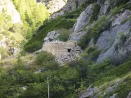 Ligne Maginot - CHATELET SUD-EST - (Abri) - Vue du créneau FM couvrant la route