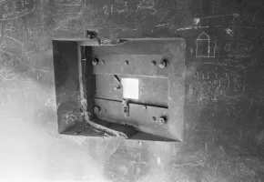 Ligne Maginot - COL DE BROUIS - (Barrage de Route) - Créneau pour FM.
Noter le support bricolé pour le fusil mitrailleur