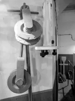 Ligne Maginot - LAUDREFANG - A37 - (Ouvrage d'infanterie) - Bloc 3
Etage inférieur de la tourelle mitrailleuses
Poulies de treuillage pour la manutention des contrepoids