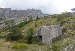 Ligne Maginot - NORD EST DE SAINT OURS (NESO) - (Abri) - Bloc 2 au premier plan avec, en haut à droite, le bloc cheminée. Les Rochers de Saint Ours culminant à 3079 m perdus dans les nuages dominent l'ouvrage.