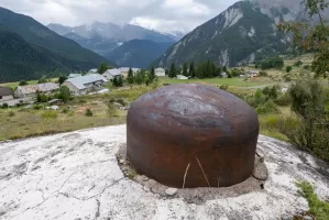 Ligne Maginot - NORD EST DE SAINT OURS (NESO) - (Abri) - Bloc 1
La cloche GFM domine le hameau de Saint-Ours