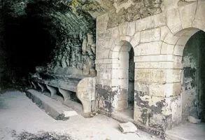 Ligne Maginot - TOURNOUX  (83° BAF - II/162° RAP) - (PC de Sous-Secteur) - Les sanitaires.
Noter la construction à moitié réalisée dans le roc