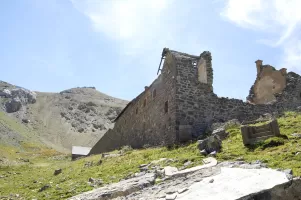 Ligne Maginot - VIRAYSSE (BARAQUEMENT) - (Casernement) - Au coin le bâtiment des latrines, en bas la fenêtre pour tinettes