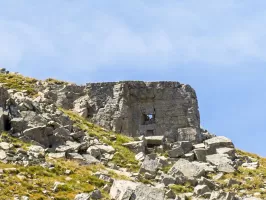 Ligne Maginot - COL DE LA BRAÏSSA 3  (POSITION D'INFANTERIE) - (Divers) - Cuve sud 2
Le créneau est creusé dans la roche
