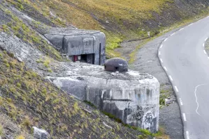 Ligne Maginot - COL DE RESTEFOND (RD) - (Ouvrage d'infanterie) - Les deux blocs entrée en bord de route : bloc 1 avec sa cloche GFM, bloc 2 en second plan