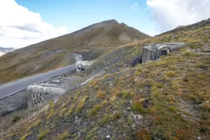 Ligne Maginot - COL DE RESTEFOND (RD) - (Ouvrage d'infanterie) - De gauche à droite : bloc 2, bloc 1 et sa cloche GFM, bloc cheminée
