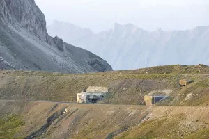 Ligne Maginot - COL DE RESTEFOND (RD) - (Ouvrage d'infanterie) - Le bloc 1 à gauche et le bloc 2 dans le prolongement. Le bloc cheminée est visible au dessus du bloc 2