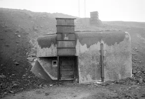 Ligne Maginot - COL DE RESTEFOND (RD) - (Ouvrage d'infanterie) - Bloc 2
Le bloc avec son dispositif permettant l'accès en cas de fort enneigement, le bloc d'aération est visible au dessus, lui aussi muni de son dispositif