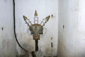Ligne Maginot - COL DE RESTEFOND (RD) - (Ouvrage d'infanterie) - Bloc 2
L'arrivée électrique depuis l'ouvrage voisin