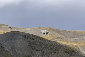 Ligne Maginot - COL DE RESTEFOND (RD) - (Ouvrage d'infanterie) - Bloc 3 vu depuis l'ouvrage de Granges Communes