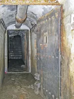Ligne Maginot - COL DE RESTEFOND (RD) - (Ouvrage d'infanterie) - Bloc 3
L'arrivée de l'escalier en bas. Avant 2004 l'ouvrage était souvent fermé et 'toujours' sous l'eau
