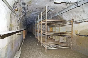 Ligne Maginot - COL DE RESTEFOND (RD) - (Ouvrage d'infanterie) - Une chambre troupe avec lits à 3 étages
