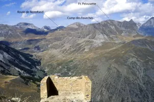 Ligne Maginot - LAS PLANAS - TETE DE VINAIGRE - (Blockhaus pour arme infanterie) - Les latrines de la position
Vue sur le versant sud de Restefond.
A droite le Camp des Fourches, à gauche en haut l’ouvrage de Restefond