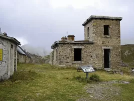 Ligne Maginot - FOURCHES - (Casernement) - Bâtiment principal. Poste de commandement et poste de télégraphie optique à l'étage.