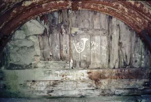 Ligne Maginot - FOURCHES - (Casernement) - Graffiti au fond d'une alvéole tôle métro