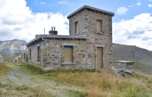 Ligne Maginot - FOURCHES - (Casernement) - Bâtiment de commandement après restauration et fermeture pour protéger les peintures