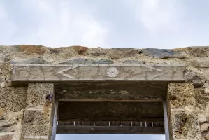Ligne Maginot - FOURCHES - (Casernement) - Linteau décoré sur un des bâtiments