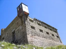 Ligne Maginot - LES FOURCHES - (Blockhaus pour arme infanterie) - Angle nord-ouest.
Au premier plan l'échauguette en tôle d'acier boulonnées sur chassis.