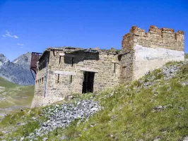 Ligne Maginot - LES FOURCHES - (Blockhaus pour arme infanterie) - Flanc sud.
L'angle comporte une tour rectangulaire
