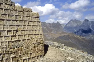 Ligne Maginot - LAS PLANAS - TETE DE VINAIGRE - (Blockhaus pour arme infanterie) - Vue sur le versant sud de Restefond.
En bas à droite le Camp des Fourches