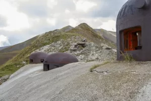 Ligne Maginot - GRANGES COMMUNES - (Ouvrage d'infanterie) - Bloc 2
Les deux cloches GFM et la cloche JM qui bat la route en contre-bas