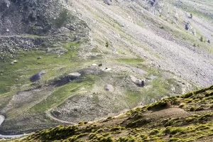 Ligne Maginot - LA MOUTIERE (MO) - (Ouvrage d'infanterie) - Vue d’ensemble du PO depuis la Cime de la Bonette
A gauche le bloc 2, au milieu le bloc 3 (cloche) et bloc cheminée/secours. A droite le bloc 1 (entrée)