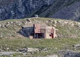 Ligne Maginot - LA MOUTIERE (MO) - (Ouvrage d'infanterie) - Vue sur le bloc 1 (entrée).
Au dessus la cloche du bloc 3