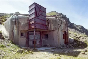 Ligne Maginot - LA MOUTIERE (MO) - (Ouvrage d'infanterie) - Bloc 1
La cheminée d'accés en cas de fort enneigement est bien visible. Les panneaux métalliques prévus pour obturer la partie basse ne sont pas en place.