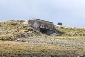 Ligne Maginot - LA MOUTIERE (MO) - (Ouvrage d'infanterie) - Bloc 2 et la cloche GFM du bloc 3 vus de la route montant vers l'ouvrage