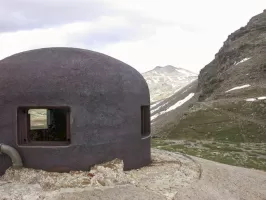 Ligne Maginot - LA MOUTIERE (MO) - (Ouvrage d'infanterie) - Bloc 3
Cloche GFM utilisée comme observatoire
Les ouvrages du col de Restefond sont visibles à l'arrière plan