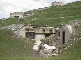 Ligne Maginot - LES FOURCHES (FO) - (AVANT POSTE) - (Ouvrage d'infanterie) - Le bloc 1 au premier plan avec une position pour mortier Stockes, le bloc 4 avec son issue de secours et le bloc 5 (observatoire) à l'arrière plan