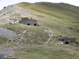 Ligne Maginot - LES FOURCHES (FO) - (AVANT POSTE) - (Ouvrage d'infanterie) - A droite de la photo le bloc 4 du petit ouvrage du col des Fourches avec son créneau de communication optique avec le fortin de Pelousette.
Le bloc 5 est visible sur la gauche