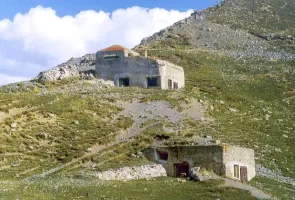 Ligne Maginot - LES FOURCHES (FO) - (AVANT POSTE) - (Ouvrage d'infanterie) - Le bloc 4 au premier plan et le bloc 5 (observatoire) à l'arrière plan