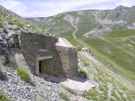 Ligne Maginot - LES FOURCHES (FO) - (AVANT POSTE) - (Ouvrage d'infanterie) - Bloc 2
Le bloc 6 est visible à l'arrière plan