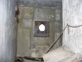 Ligne Maginot - LES FOURCHES (FO) - (AVANT POSTE) - (Ouvrage d'infanterie) - Bloc 2
Créneau pour mitrailleuse Hotchkiss
A gauche créneau pour fusil mitrailleur 24/29