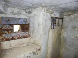 Ligne Maginot - LES FOURCHES (FO) - (AVANT POSTE) - (Ouvrage d'infanterie) - Bloc 4
Vue intérieure du bloc: créneau pour fusil mitrailleur 24/29 et créneau pour tromblon VB