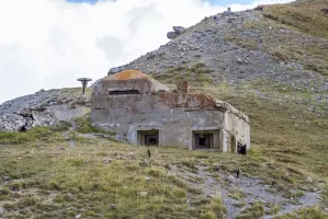Ligne Maginot - LES FOURCHES (FO) - (AVANT POSTE) - (Ouvrage d'infanterie) - Bloc 5
Noter les vestiges du réseau de barbelés en avant du bloc
