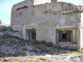 Ligne Maginot - LES FOURCHES (FO) - (AVANT POSTE) - (Ouvrage d'infanterie) - Bloc 5
Créneaux pour fusil mitrailleur 24/29 et créneau d'observation