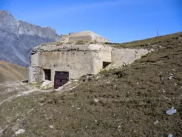 Ligne Maginot - LES FOURCHES (FO) - (AVANT POSTE) - (Ouvrage d'infanterie) - Bloc 5
Créneaux pour fusil mitrailleur 24/29 et porte à 1 vantail
