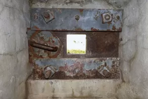 Ligne Maginot - LES FOURCHES (FO) - (AVANT POSTE) - (Ouvrage d'infanterie) - Bloc 5
L'un des deux créneaux FM couvrant le bloc 6