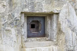 Ligne Maginot - LES FOURCHES (FO) - (AVANT POSTE) - (Ouvrage d'infanterie) - Gros plan de l'un des deux créneaux FM