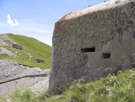 Ligne Maginot - LES FOURCHES (FO) - (AVANT POSTE) - (Ouvrage d'infanterie) - Bloc 6
Noter le camouflage sur la façade du bloc