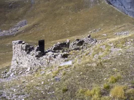 Ligne Maginot - Les FOURCHES N°1 (Blockhaus 1892) (Casernement) - Restes du bâtiment avec sa porte toujours en place